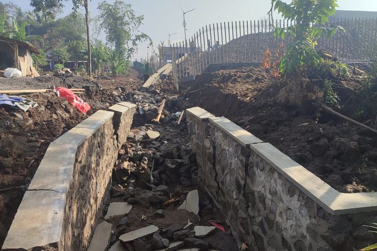 Talut di Museum dan Kampung Seni Borobudur yang ambruk, Kamis (26/9/2024).