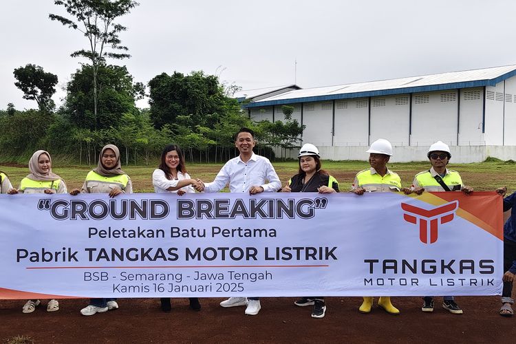 PT The Agung Pamungkas sebagai produsen motor listrik Tangkas, memulai pembangunan pabrik sepeda motor listrik di lahan seluas 9.000 m2 dan luas bangunan 12.000 m2 dengan dua lantai.