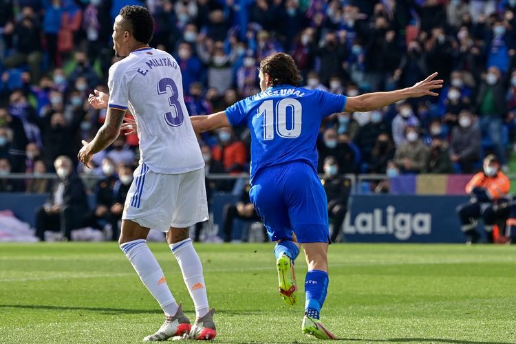 Penyerang Getafe, Enes Unal, merayakan gol ke gawang Real Madrid pada lanjutan laga Liga Spanyol, Minggu (2/1/20222). 