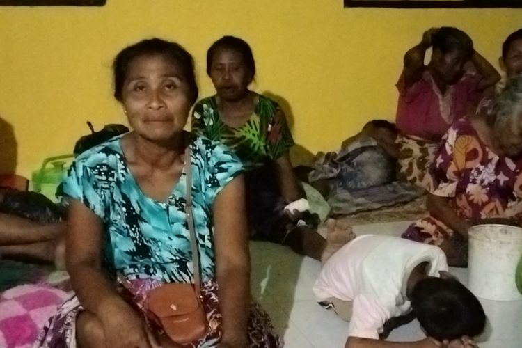 Sebanyak 700 warga Desa Bahari Makmur, Kecamatan Siotapina, Kabupaten Buton, Sulawesi Tenggara mengungsi dari rumahnya, Minggu (25/12/2022) malam.