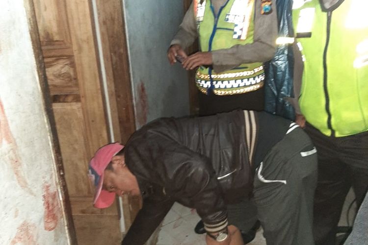 Jajaran kepolisian saat melakukan olah TKP (Tempat Kejadian Perkara) di rumah korban, di Desa Sumengko, Kecamatan Duduksampean, Gresik.