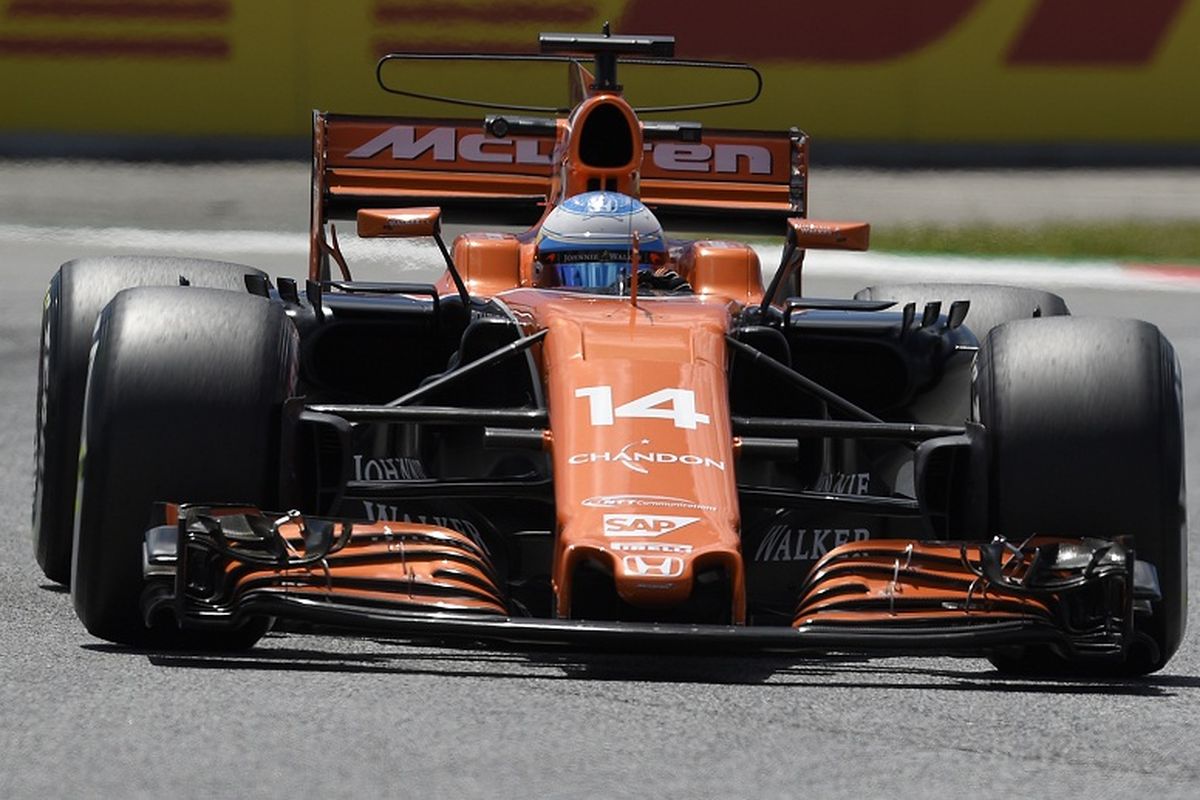 Pebalap McLaren-Honda, Fernando Alonso, sedang sesi latihan kedua GP Spanyol di Circuit de Barcelona-Catalunya, Spanyol, Jumat (12/5/2017).