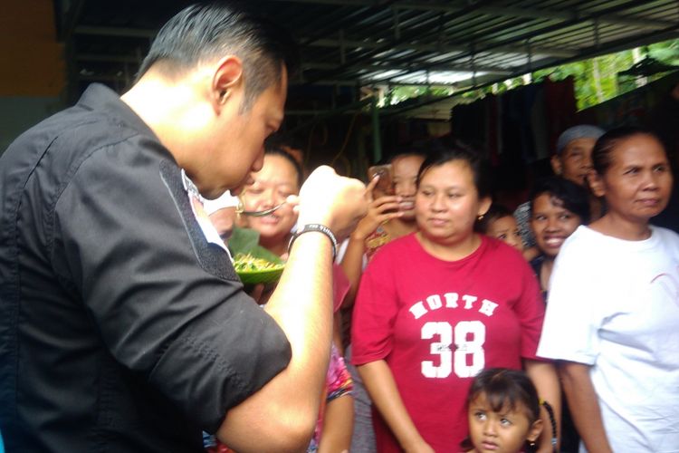 AHY seusai mengunjungi musibah banjir di Dusun Dogongan, Sriharjo, Imogiri, makan mi hasil masakan warga setempat.