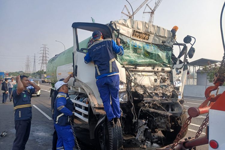 Truk Tangki Tabrak Truk Trailer di Tol Cibitung Jakut, Sopir Tewas Terjepit
