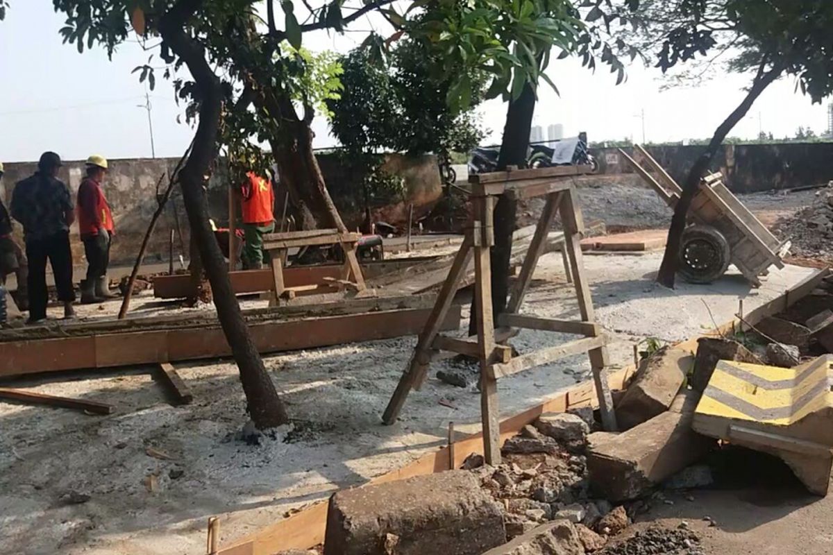 Proses penataan jalur pedestrian di kawasan Daan Mogot, Cengkareng, Jakarta Barat, Rabu (2/8/2017).