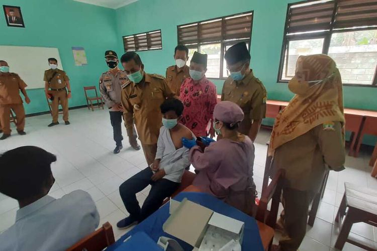 Wali Kota Serang Syafrudin meninjau pelaksanaan vaksin pelajar di SMPN 19 Kota Serang