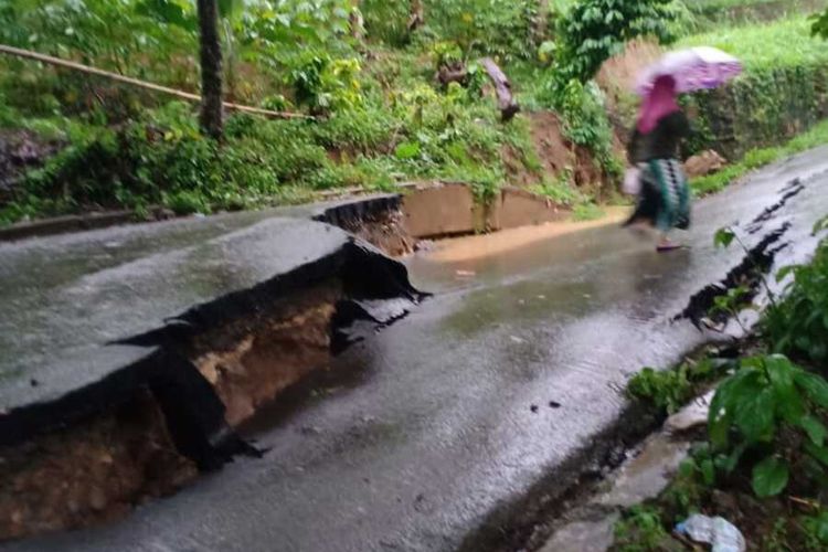 Sejumlah petugas gabungan sedang melakukan assessment sementara terkait jalan amblas di 
Kampung Cilaya Rt 02/08 Desa Karang Tengah, Kecamatan Babakan Madang, Kabupaten Bogor, sejak sore tadi, Selasa (31/12/2019).