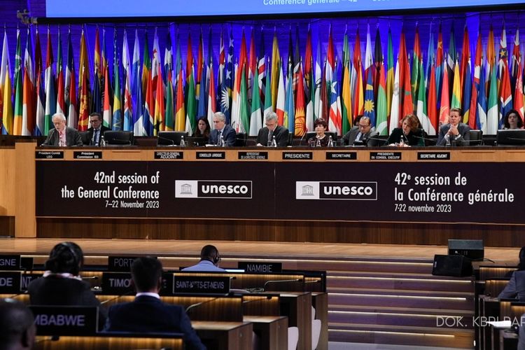 Sesi Pleno Konferensi Umum ke-42 UNESCO di Markas Besar UNESCO di Paris, Prancis, Senin (20/11/2023).