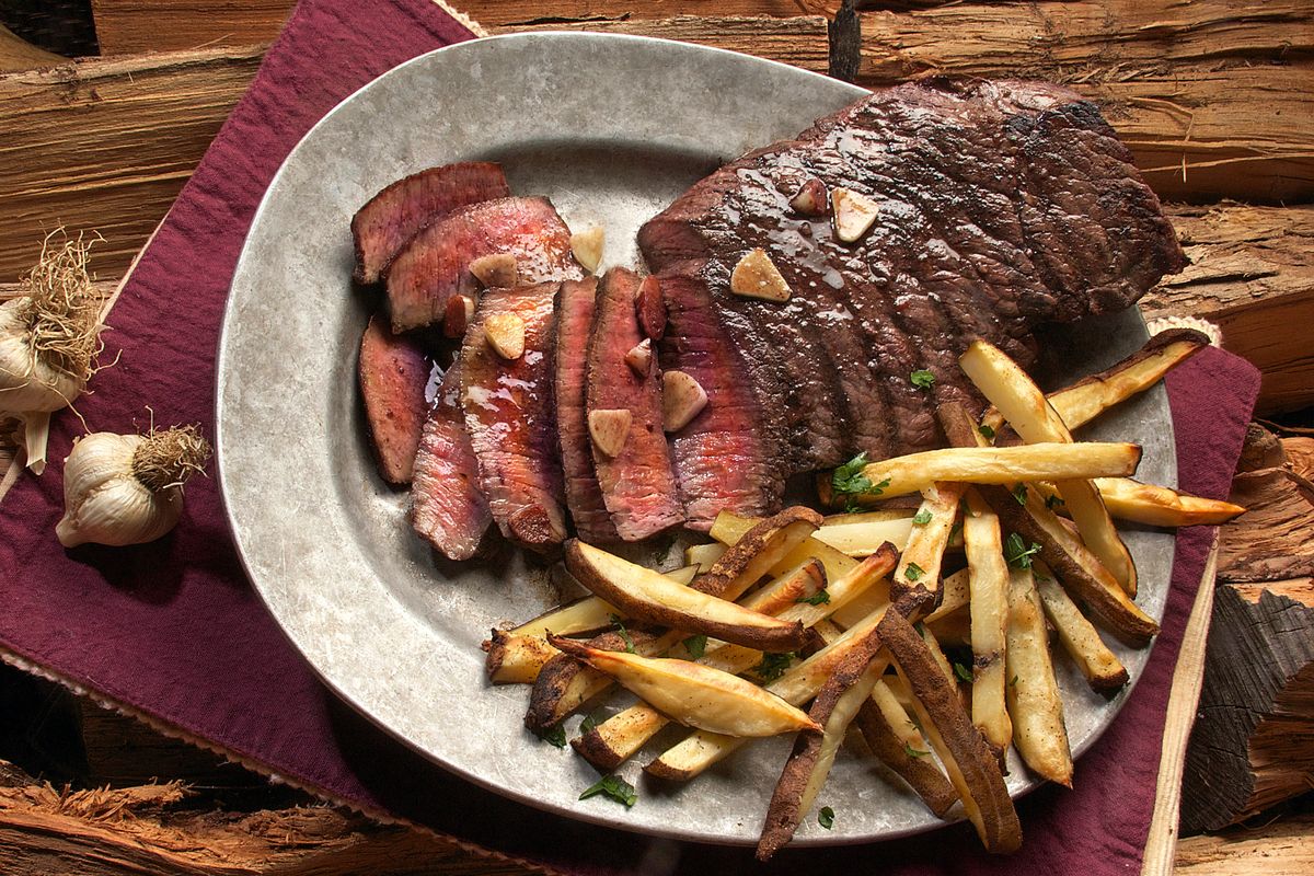 Ilustrasi steak daging dan kentang. 