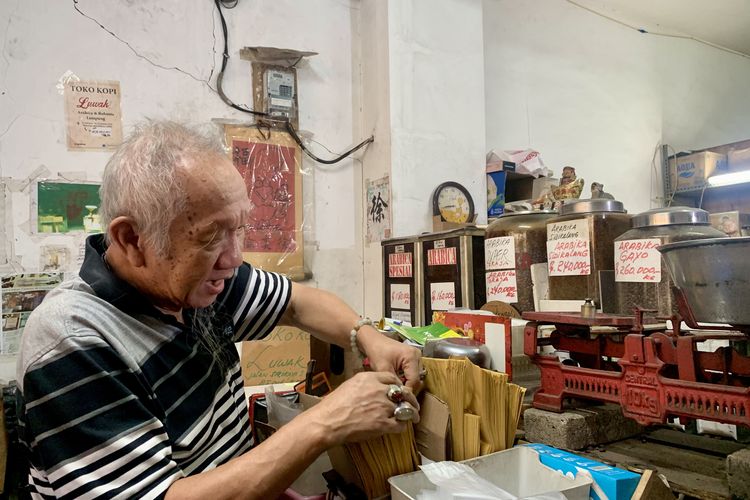Berjalan ke arah Stasiun Gondangdia, para peserta walking tour Kompas.com diajak mampir ke toko kopi legendaris sejak 1970 yang kini sudah dikelola oleh generasi ketiga.  Lokasinya berada di Jalan Srikaya I Nomor 25, Kebon Sirih, Menteng, Jakarta Pusat.