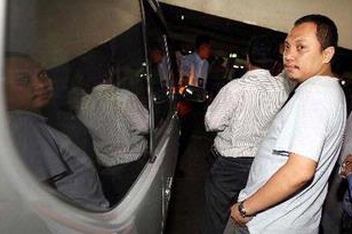 Tersangka kasus mafia pajak, Gayus HP Tambunan menjalani rekonstruksi di parkiran kendaraan Hotel Menara Peninsula, Jakarta Barat, Kamis (2/12/2010) malam. 