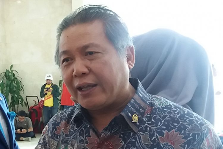 Anggota Badan Legislasi DPR Hendrawan Supratikno di Kompleks Parlemen, Senayan, Jakarta,  Rabu (25/10/2017)