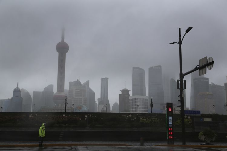 Sejumlah penerbangan dan kereta api ditangguhkan di Shanghai, China, pada Senin (13/9/2021) karena terjangan topan Chanthu yang membawa hujan deras dan angin kencang.