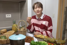 Coba Masakan Sunda Kimbab Family, Onew SHINee Ketagihan Sambal Lalapan