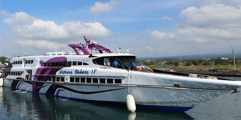 Kapal cepat Express Bahari berangkat dari Pantai Marina Boom Banyuwangi.