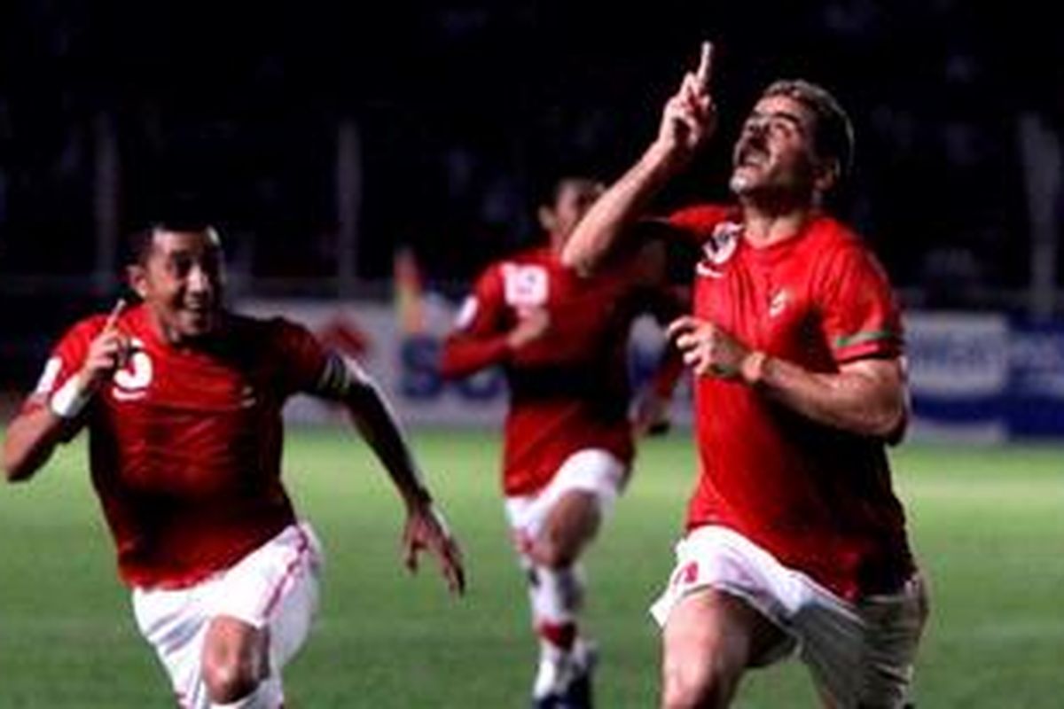 Pemain Tim Nasional Indonesia, Cristian Gerard Alfaro Gonzales (kanan) berselebrasi usai membobol gawang Tim Nasional Filipina pada pertandingan semifinal leg kedua AFF Suzuki Cup 2010 di Stadion Gelora Bung Karno, Jakarta, Minggu (19/12/2010).