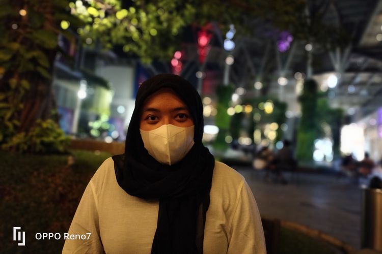 Hasil foto portrait Oppo Reno7 4G di malam hari dengan kondisi pencahayaan kurang.