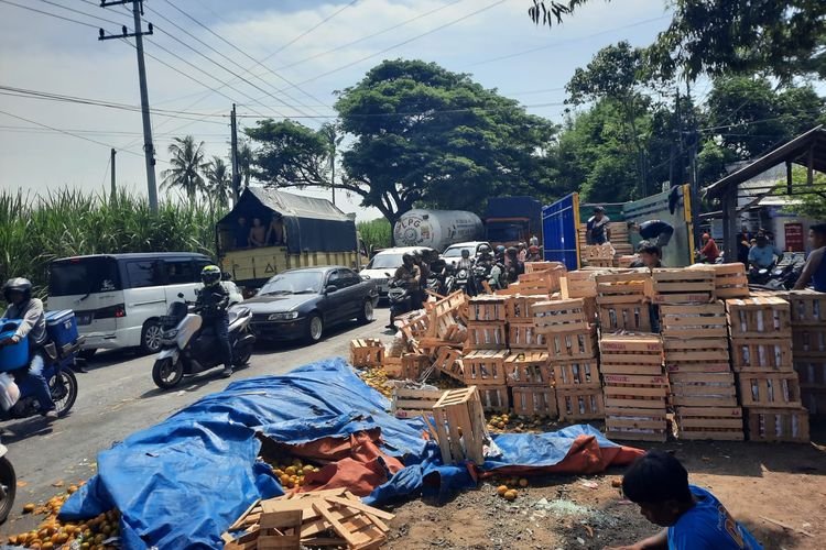 Truk muatan puluhan ton jeruk mengalami kecelakaan di Jalan Pantura Situbondo dan menewaskan seorang pengendara pada Minggu (7/4/2024).