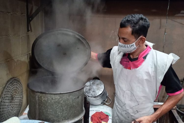 Usaha pembuatan kue keranjang di Jalan Tegalpanggung, Kota Yogyakarta, yang kembali menggeliat jelang Imlek.