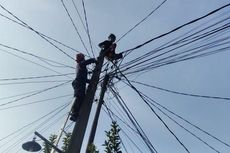 Video Viral Pria di Cibinong Bogor Ini Nekat Panjat Tiang Listrik 