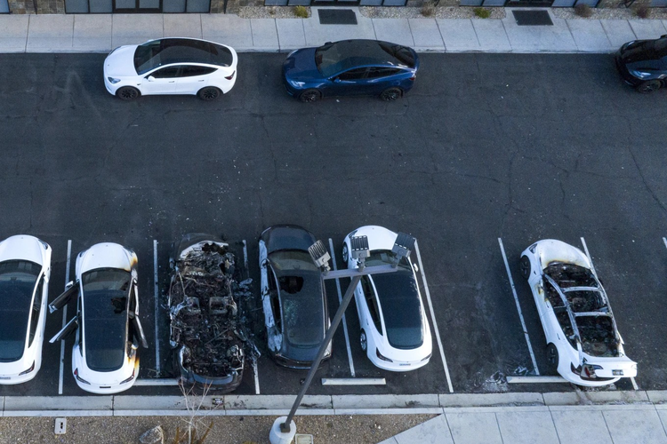 Banyak mobil listrik Tesla dibakar para pendemo Trump, termasuk Cybertruck