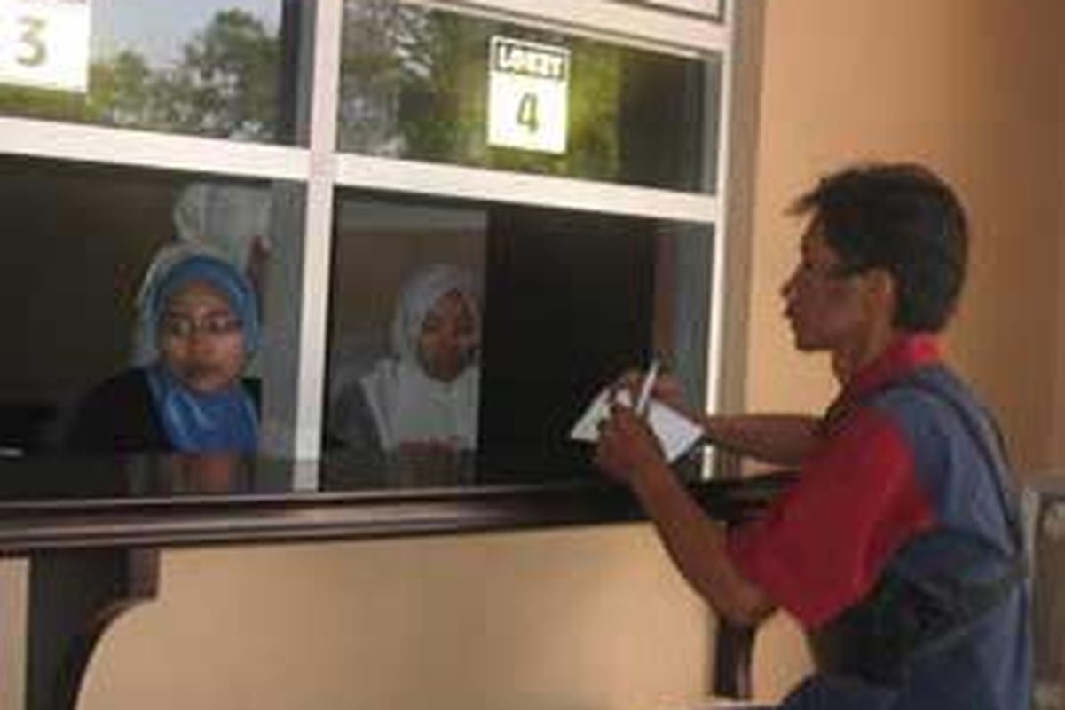 Sutanto mendatangi kantor jasa pengiriman, PT Herona Express di Stasiun Senen, Jakpus.