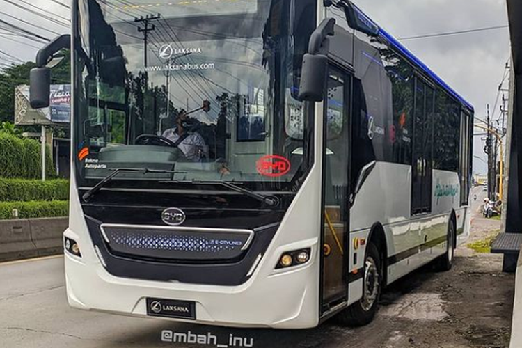 Bus listrik buatan karoseri Laksana