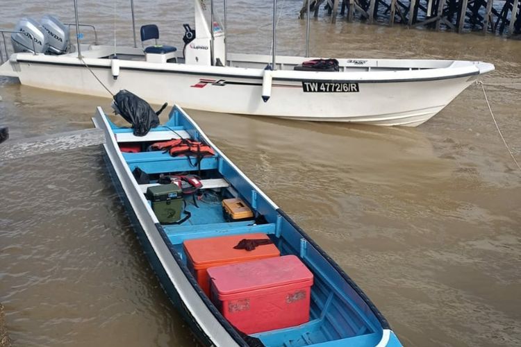 2 unit kapal milik WNA Malaysia diamankan di kantor SDKP Sebatik, Nunukan, Kaltara. Kapal ini menjadi barang bukti dugaan illegal fishing belasan WNA Malaysia  di ZEE Karang Unarang Ambalat