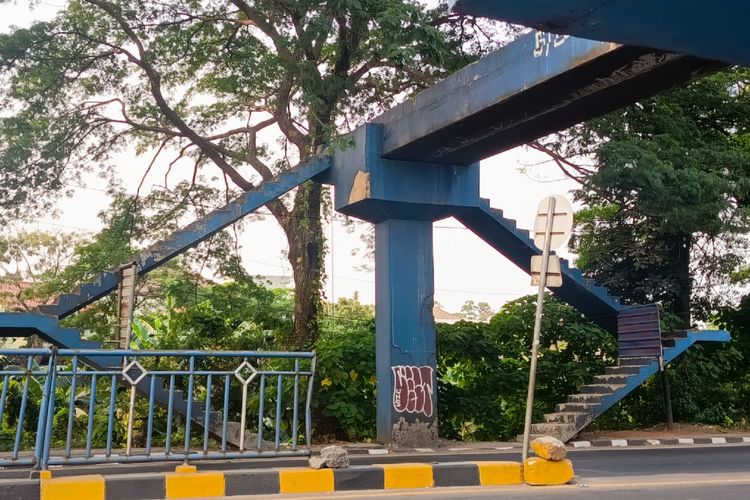 Dishub Bilang Tinggal Pasang Seminggu Lalu, JPO Depan SMPN 5 Tangerang Belum Juga Diperbaiki