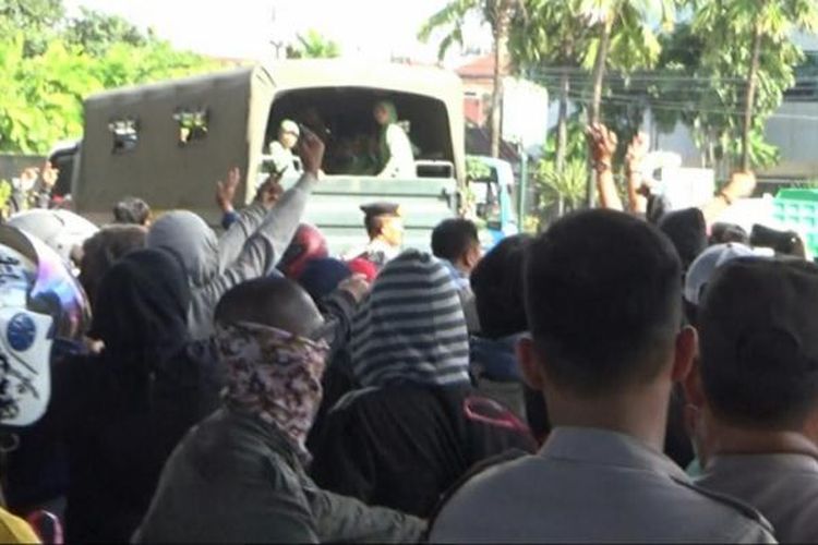 Aksi unjukrasa ratusan massa yang tergabung dalam aliansi masyarakat bela Bara-baraya menolak rencana penggusuran berakhir ricuh di bawah jalan layang (flyover) Makassar, Jumat (10/3/2017) sore. 