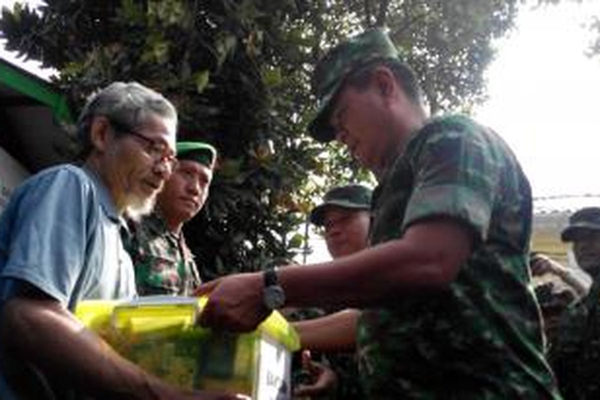 Kepala Staf TNI Angkatan Darat Jenderal TNI Budiman saat menyerahkan bantuan untuk korban banjir