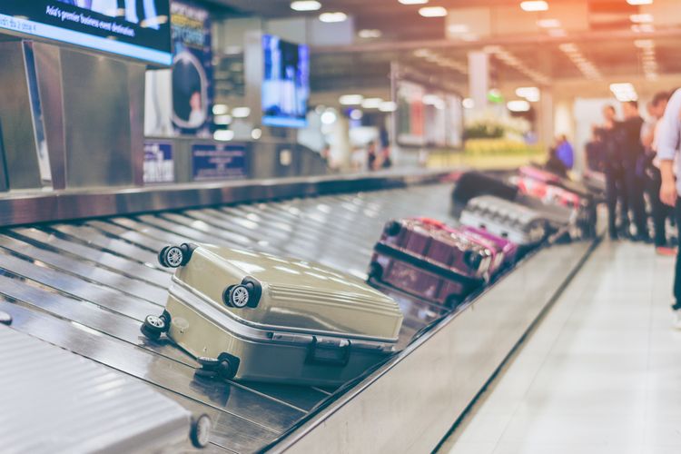 Koper atau bagasi di conveyor belt di bandara internasional.