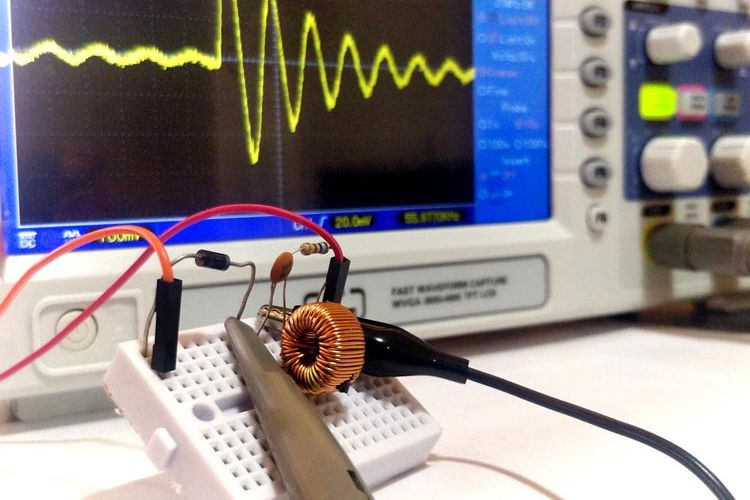 Pengukuran rangkaian seri resistor dan induktor melalui osiloskop dengan metode frekuensi resonan.