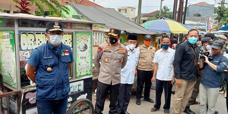 Gubernur Jabar Ridwan Kamil dan Kapolda Jabar Irjen Pol Ahmad Dofiri memberikan contoh pimpinan turun ke lapangan memberikan semangat masyarakat memerangi Covid-19 didampingi Sekda Kabupaten Tasikmalaya Muhammad Zein di Alun-alun Singaparna, Rabu (20/1/2021).