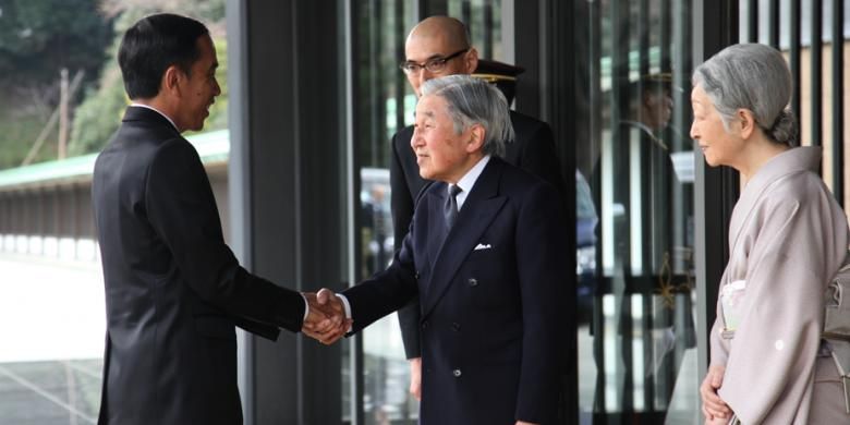 Presiden Joko Widodo disambut Kaisar Jepang Akihito dan Permaisuri Michiko, saat tiba di Istana Kaisar atau Imperial Palace, Tokyo, Jepang, bersama Ny Iriana Jokowi, Senin (23/3) siang