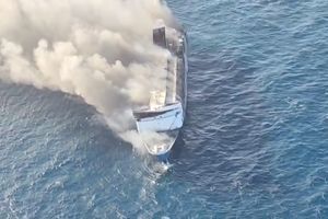Kronologi KM Mutiara Sentosa 2 Terbakar di Laut Sumenep, Detik-Detik Penumpang Nekat Melompat