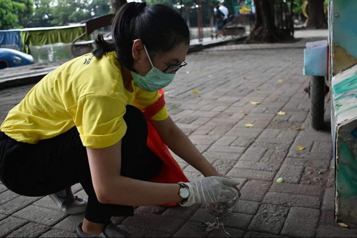 Seorang anak yang tergabung dalam Forum Anak Surakarta (FAS) memungut puntung rokok yang di tempat umum di Kota Solo, Jawa Tengah, pada Maret 2019. Kegiatan itu diinisiasi oleh Yayasan Kepedulian untuk Anak Surakarta (KAKAK) untuk mendorong anak-anak paham akan bahaya rokok. (dok. Yayasan Kakak)