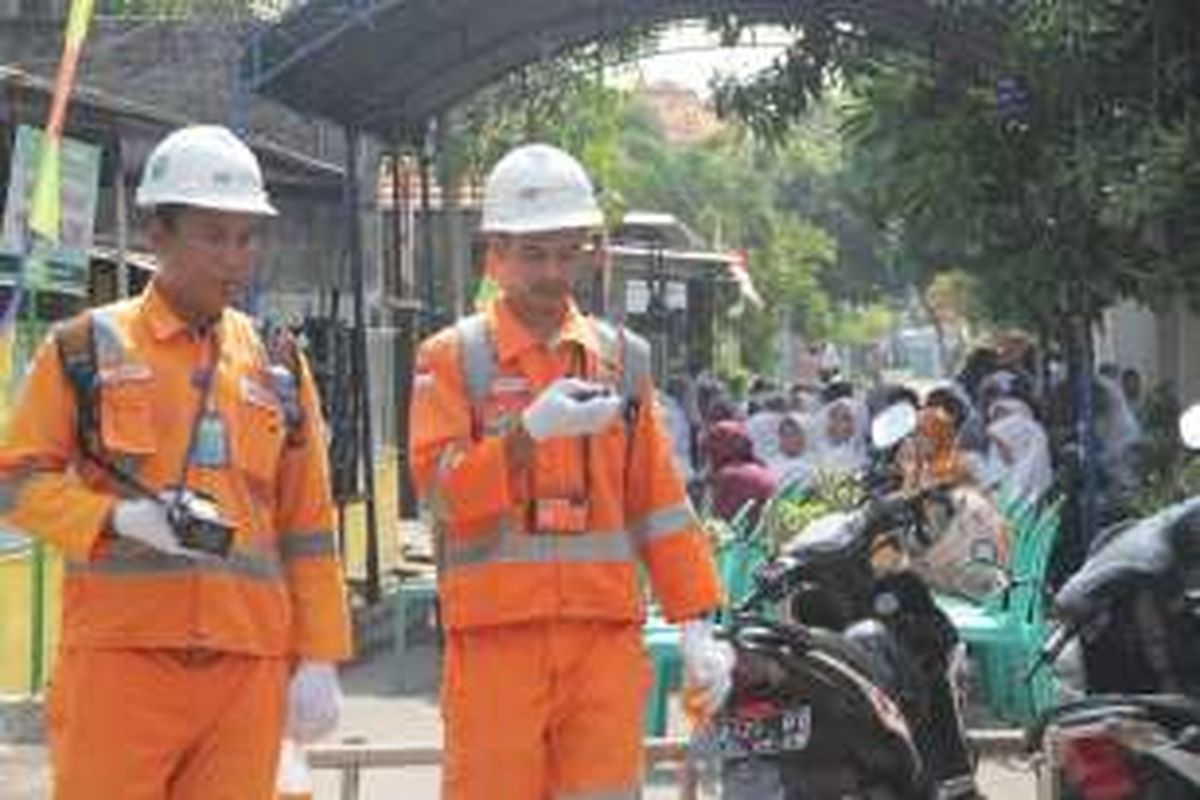 Dua petugas leak survey sedang berjalan memeriksa jaringan pipa gas di kawasan Kesambi, Cirebon, Rabu (17/8/2016). Beberapa kali, mereka harus berjalan memutar karena jalur yang biasa dilalui sedang dipakai masyarakat menyelenggarakan acara.