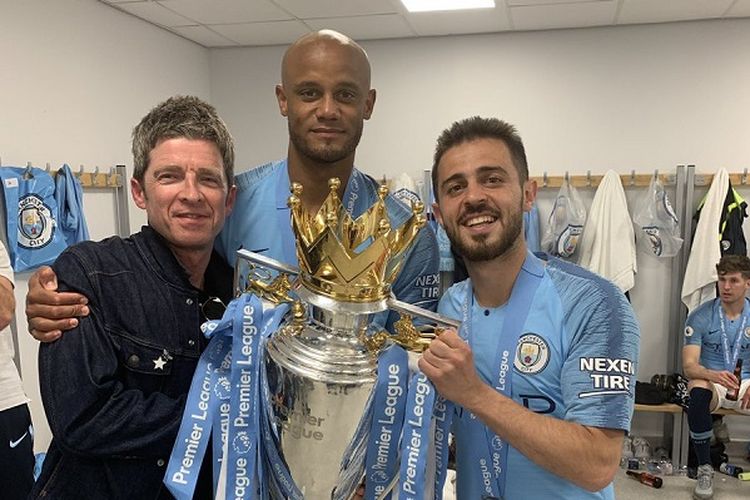 Pentolan grup band Oasis, Noel Gallagher (paling kanan) mendatangi ruang ganti pemain Man City usai menyaksikan langsung laga pekan pamungkas Premier League antara Brighton and Hove Albion vs Manchester City di Stadion American Express Community, Minggu (12/5/2019).