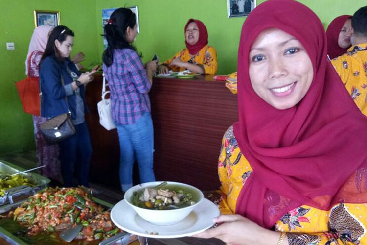 Yulianti atau kerap disapa Mpok Yuli merupakan generasi kedua dari keluarga H Masa. Anak bungsu dari empat bersaudara ini turut ambil bagian dalam pengelolaan Rumah Makan Sayur Asem Betawi H Masa di Tangerang Selatan, Banten, Selasa (22/8/2017).