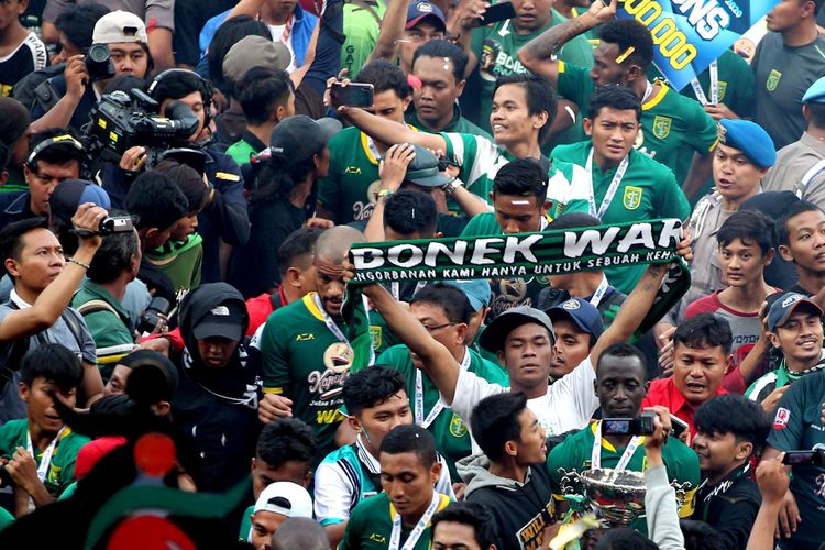 Suporter Persebaya Surabaya larut dalam kegembiraan saat tim kebanggaannya menjuarai Piala Gubernur Jatim 2020 setelah mengalahkan Persija Jakarta dengan skor 4-1 di Stadion Gelora Delta Sidoarjo, Jawa Timur, Kamis (20/2/2020) sore.