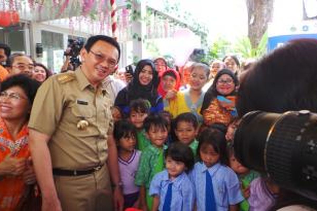 Gubernur DKI Jakarta Basuki Tjahaja Purnama saat meresmikan Ruang Publik Terpadu Ramah Anak (RPTRA) Karet Tengsin, Jakarta Pusat, Rabu (30/12/2015).