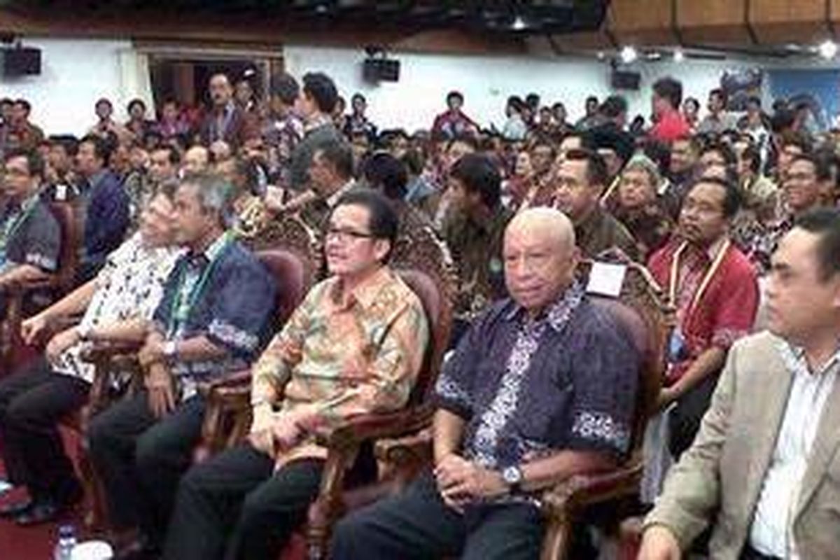 Sejumlah tokoh menghadiri acara pembukaan Kongres Tahunan PSSI 2012 di Kantor Gubernur,Palang Karaya, Kalimantan Tengah, Sabtu (17/3/2012). Mereka adalah (dari kiri ke kanan) Todung Mulya Lubis (Ketua Komite Etik), Djohar Arifin Husin (Ketua Umum PSSI), Agustin Teras Narang (Gubernur Kalteng), Arifin Panigoro (tokoh sepak bola).