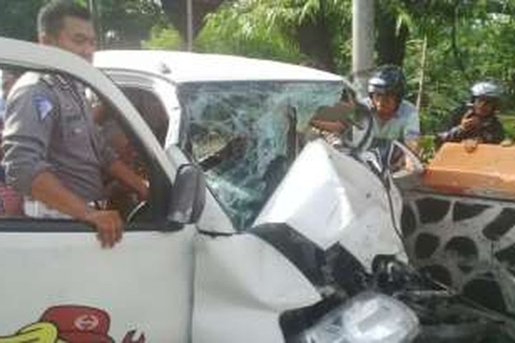 Polisi dari Polres Batang, Jawa Tengah, berusaha menolong penumpang minibus bermuatan spare part yang menabrak truk di jalur pantura Jalan Slamet Riyadi, Batang, Jawa Tengah.