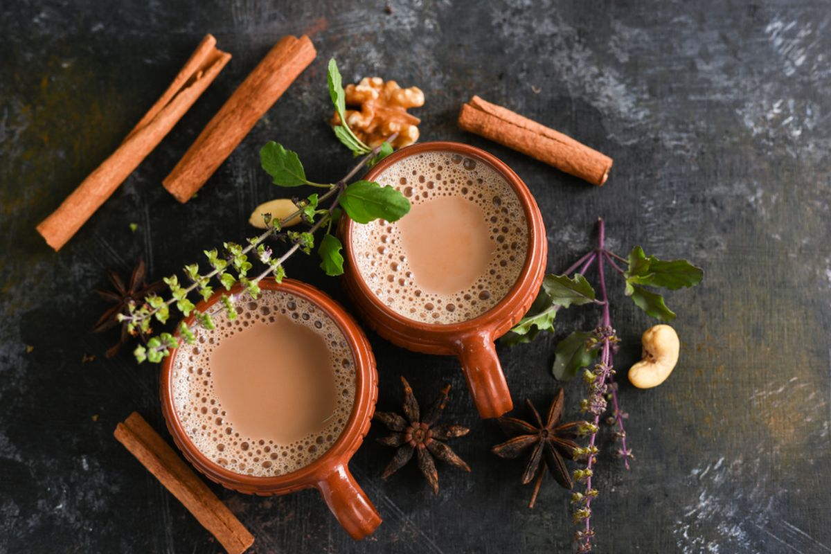 Ilustrasi susu rempah cokelat.