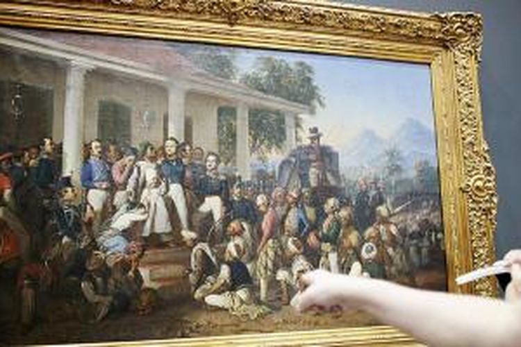 Kurator Jim Supangkat, di Jakarta, Selasa (3/2/2015), menjelaskan lukisan ”Penangkapan Pangeran Diponegoro” (1857) karya Raden Saleh (1811-1880) yang telah rampung direstorasi dan akan dipamerkan dengan tema ”Aku Diponegoro” di Galeri Nasional, Jakarta. Selain sejumlah lukisan Raden Saleh, pameran juga menampilkan karya-karya perupa Indonesia yang menafsirkan sosok pahlawan nasional tersebut. Pameran akan dibuka untuk publik pada 6 Februari sampai 8 Maret 2015.