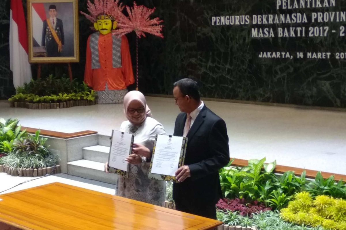 Gubernur DKI Jakarta Anies Baswedan dan istrinya Fery Farhati, mengukuhkan pengurus Dewan Kerajinan Nasional Daerah (Dekranasda) DKI Jakarta, Rabu (14/3/2018).