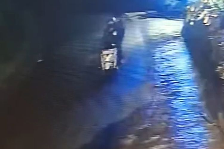 Aksi maling mobil pick up Yayasan milik Ceu Popong tertangkap kamera CCTV di Desa Ciburial, Kecamatan Cimenyan, Kabupaten Bandung, Jawa Barat, pada Selasa (21/1/2025)