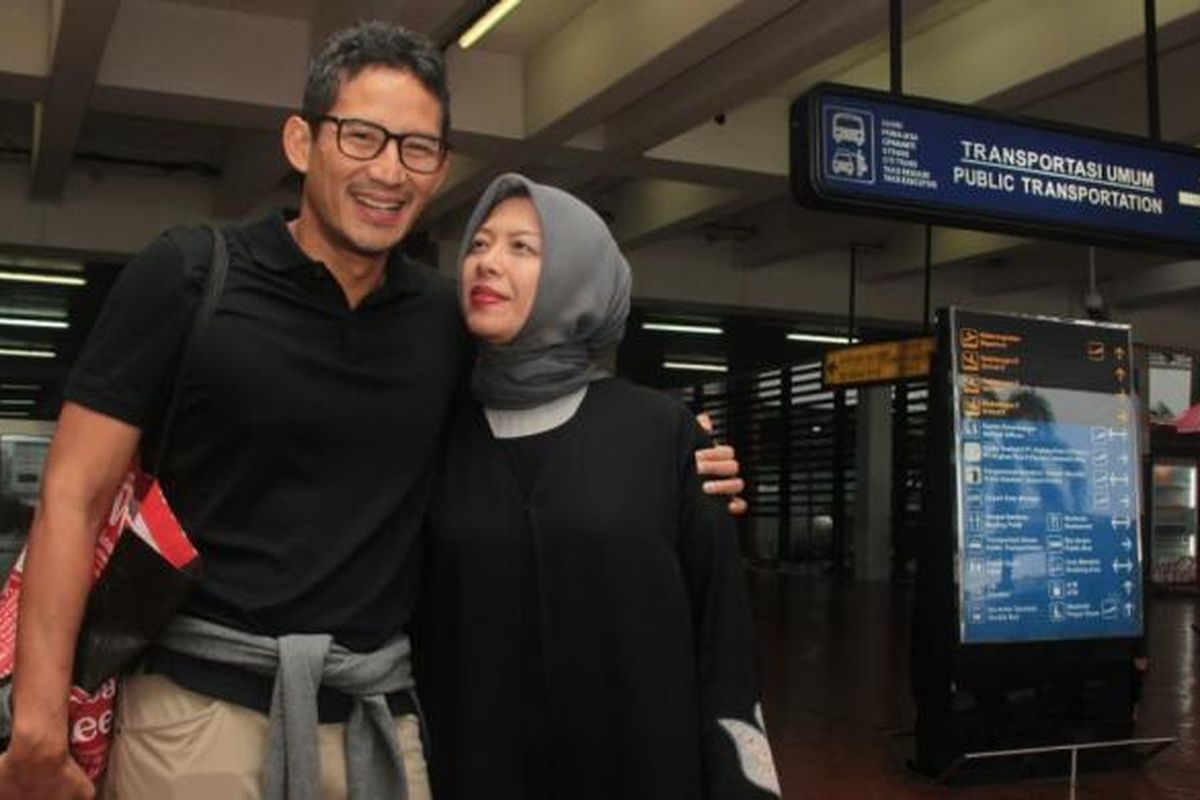 Calon wakil gubernur DKI Jakarta Sandiaga Uno bersama istri, Nur Asia, tiba di Terminal 2 Bandara Soekarno-Hatta, Tangerang, Selasa (14/2/2017). Keduanya kembali ke Tanah Air setelah menjalankan ibadah umrah sejak pekan lalu.