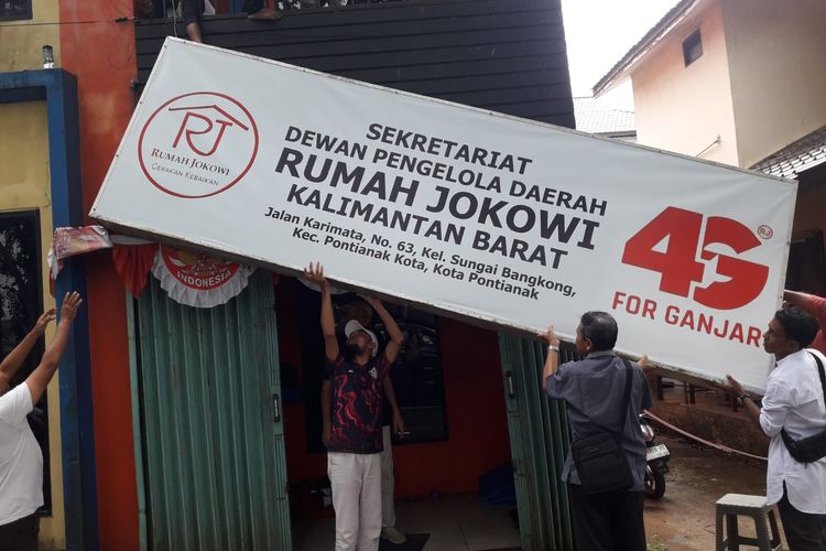 Relawan Rumah Jokowi Kalimantan Barat (Kalbar) resmi membubarkan diri dan mencabut dukukan politik terhadap Joko Widoao. Pembubaran tersebut ditandai dengan pelepasan baju, bendera dan plang di sekretariat, Jalan Karimata Pontianak, Selasa (24/10/2023). 